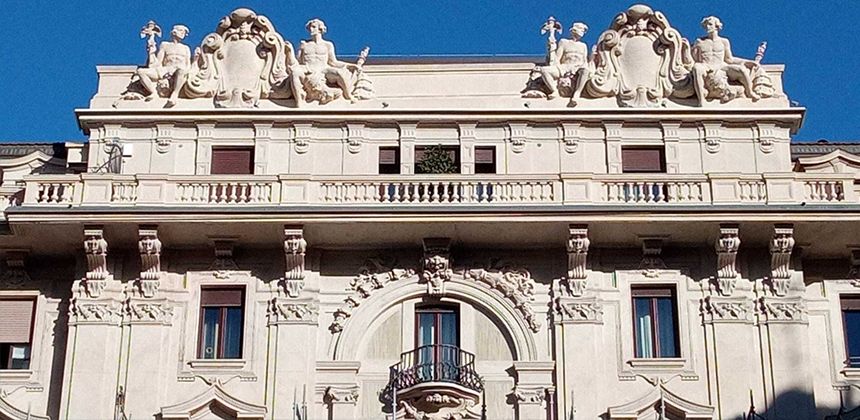 Milano, Piazza Duse: il restauro come gesto di cura verso il patrimonio decorativo e architettonico della città.