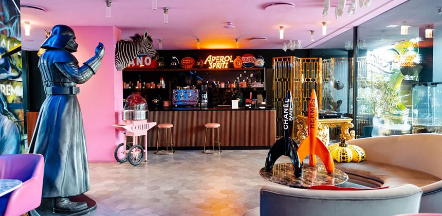 Il lobby bar di Collini Rooms esprime un’estetica decisamente pop art, tra colori accesi, icone sorprendenti e dettagli scenografici.