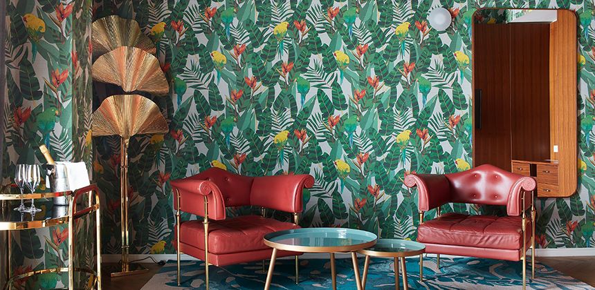 Tra pattern tropicali, arredi dal gusto rétro e dettagli contemporanei, anche questa camera racconta l’anima eclettica di Collini Rooms.