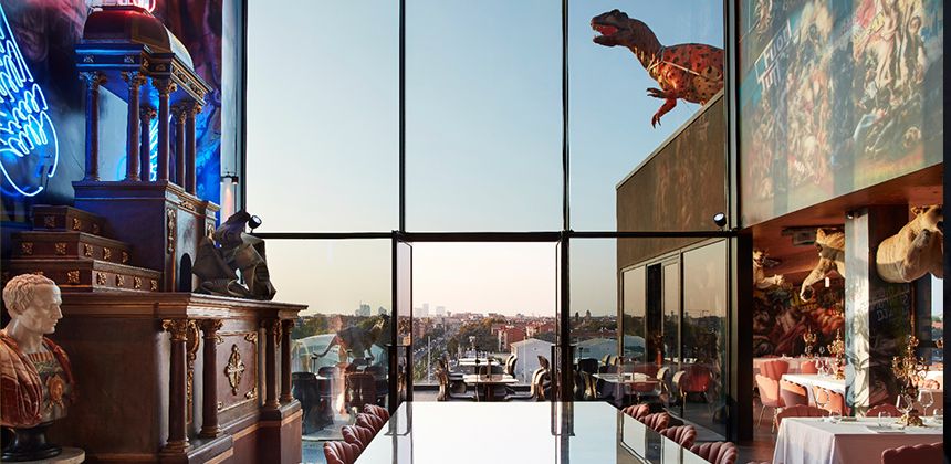 Tra design scenografico e affacci urbani, il rooftop bar di Collini Rooms apre lo sguardo sulla nuova anima creativa di via Mecenate.