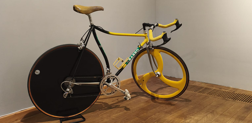 Alla mostra sono presenti anche biciclette come elementi espositivi simbolici, al centro del racconto culturale dedicato all’Italia su due ruote.