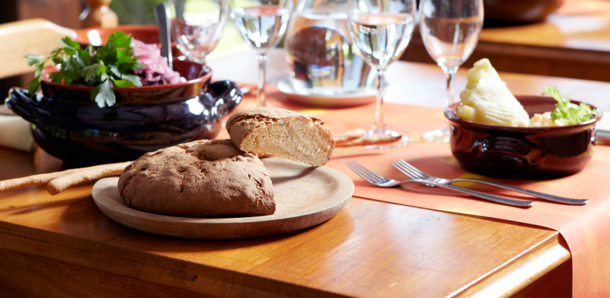 La Val Taleggio è il luogo ideale per gli amanti dell’enogastronomia (tavola in un ristorante)