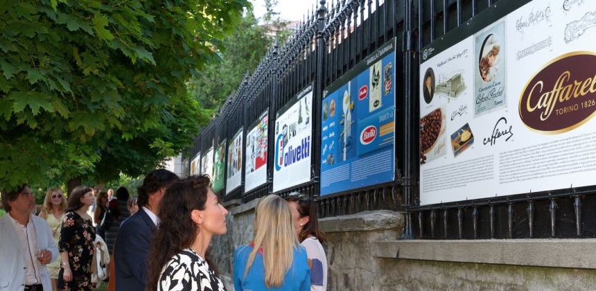 La mostra è situata negli spazi all’aperto antistanti l’Ambasciata d’Italia e l’Istituto italiano di cultura, nella zona pedonale di via Parizh ed è liberamente visitabile dal pubblico.