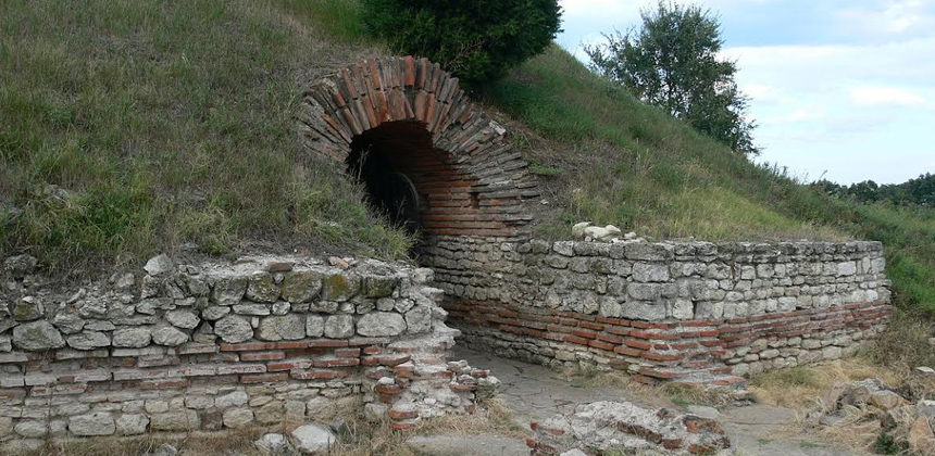 Nella foto si vede l'entrata dell'antica tomba tracia vicino a Pomorie