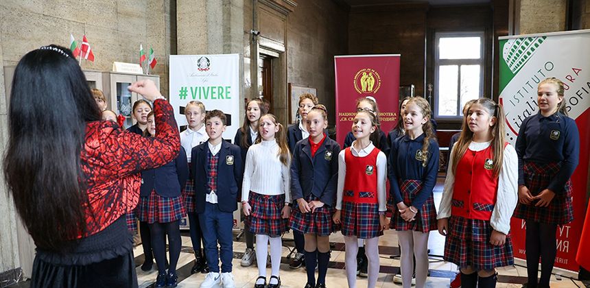 Il coro delle voci bianche del NUKK di Gorna Banya esegue gli inni nazionali italiano e bulgaro