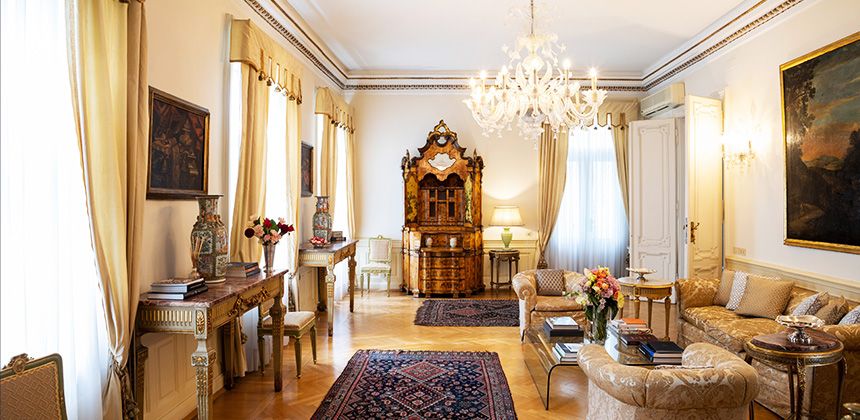 Uno degli eleganti saloni della Residenza, arredato con mobili d’epoca, dipinti e lampadari di cristallo.