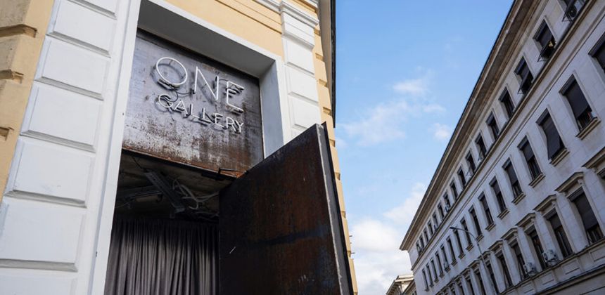 La sede di ONE Gallery vista dall’esterno, nel cuore di Sofia: uno spazio dedicato all’arte contemporanea e al dialogo internazionale, punto d’incontro tra la scena culturale bulgara, l’Italia e il mondo.