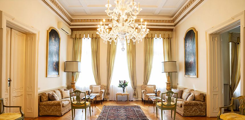 Il palazzo dell’Ambasciata d’Italia a Sofia, una delle sedi diplomatiche storiche della capitale bulgara, conserva ambienti eleganti e armoniosi, testimonianza della sua lunga funzione di luogo di rappresentanza, dialogo e accoglienza.
