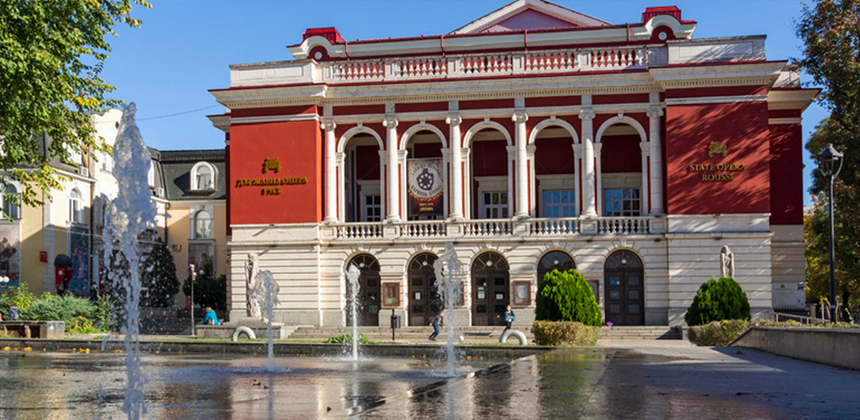 Il bellissimo palazzo dell'Opera di Ruse nel cuore della città 