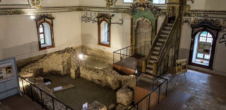 Il Museo delle Religioni, ospitato nell'unico edificio pubblico sopravvissuto all'incendio di Stara Zagora durante la guerra di liberazione russo-turca, la medievale Moschea Eski, conosciuta anche come Moschea Hamza Bey. 